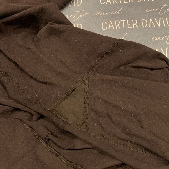 Lululemon size 4 cropped high rise leggings no pockets minor pilling - Picture 4 of 6